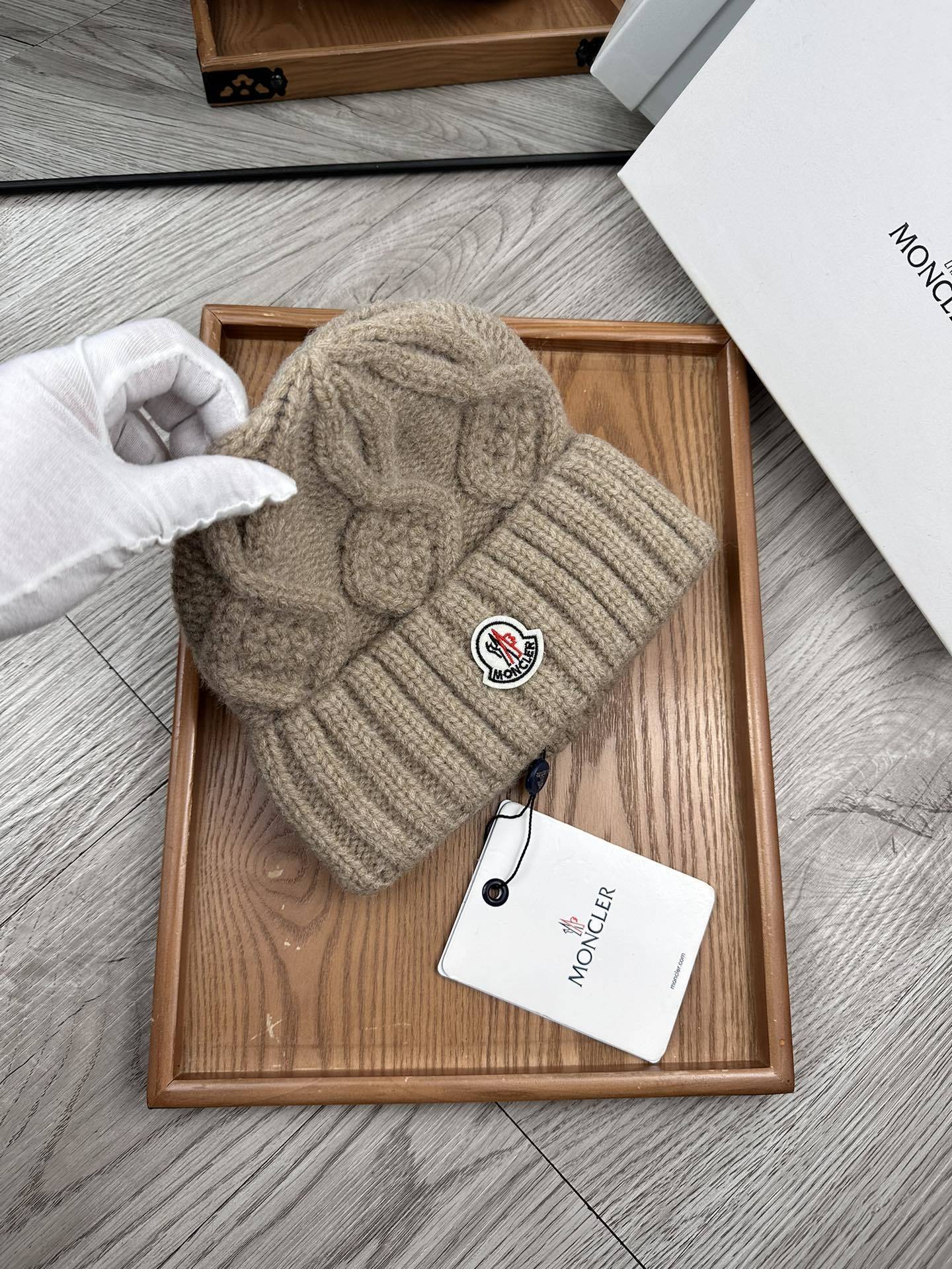 MONCLER ENFANT LOGO-APPLIQUE CABLE-KNIT BEANIE