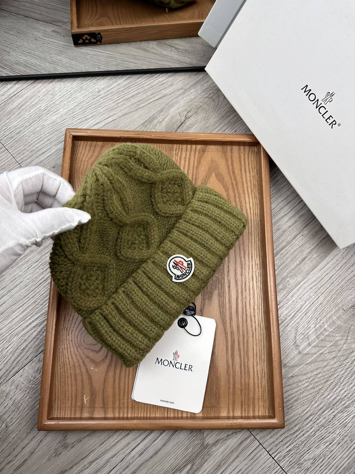 MONCLER ENFANT LOGO-APPLIQUE CABLE-KNIT BEANIE