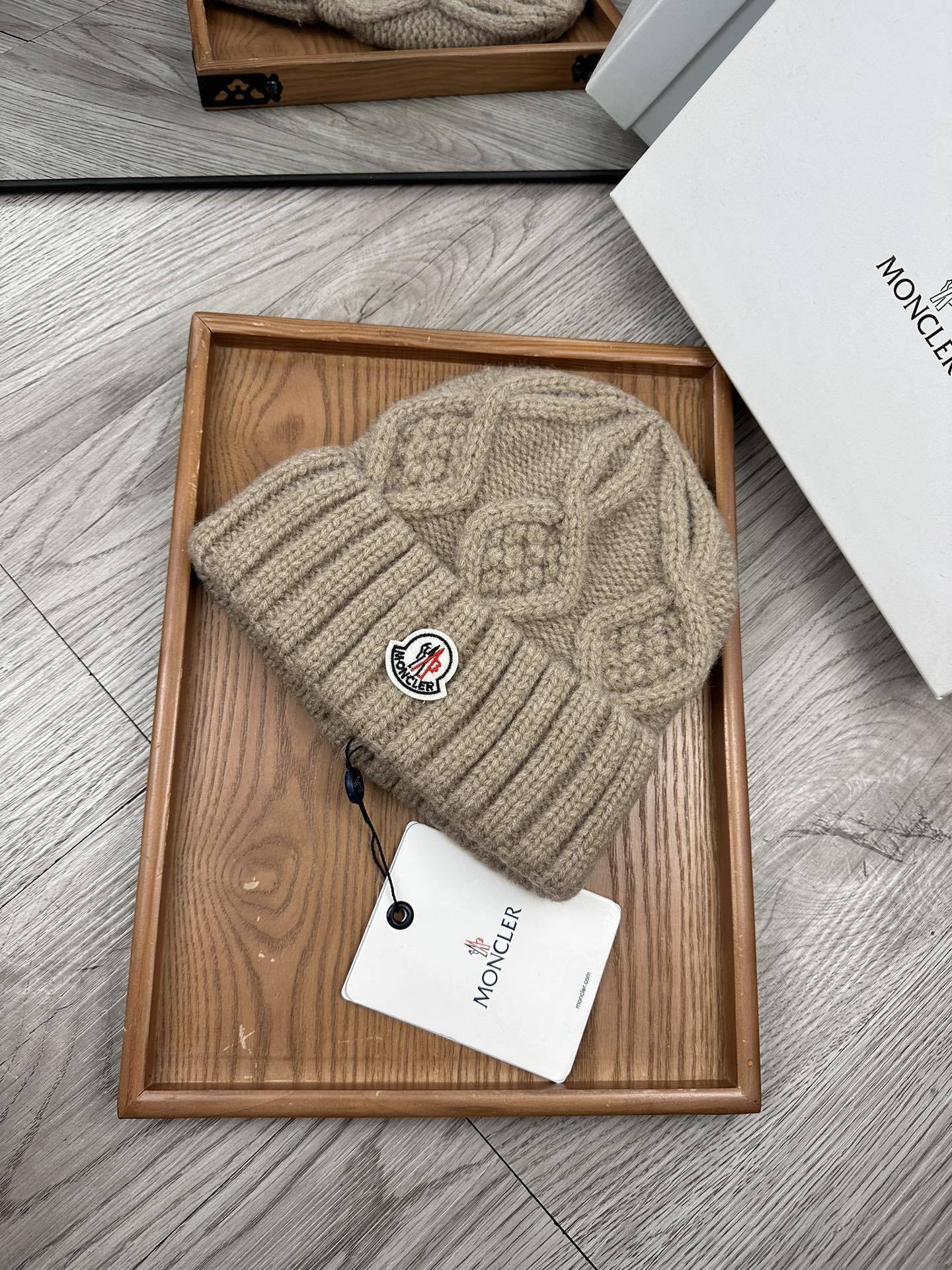 MONCLER ENFANT LOGO-APPLIQUE CABLE-KNIT BEANIE