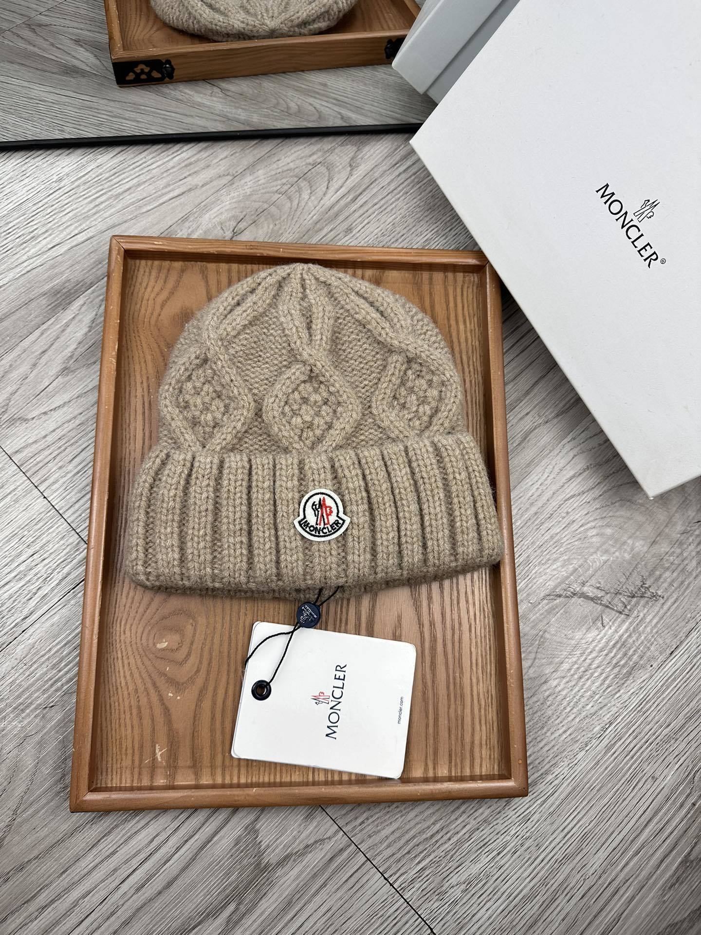 MONCLER ENFANT LOGO-APPLIQUE CABLE-KNIT BEANIE